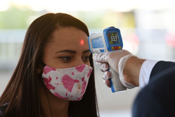 Moça tem temperatura verificada ao entrar em shopping em Brasília enquanto comércio em todo o Brasil começa a abrir com restrições - Sputnik Brasil