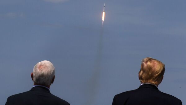 Donald Trump e Mike Pence acompanham o lançamento do foguete SpaceX na Flórida - Sputnik Brasil