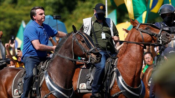O presidente Jair Bolsonaro cavalga durante uma manifestação a favor de seu governo em Brasília, durante a pandemia do novo coronavírus, em 31 de maio de 2020. - Sputnik Brasil