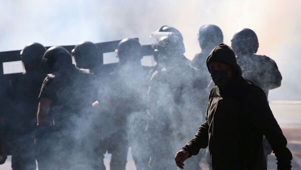 Um homem caminha em meio ao gás lacrimogênio enquanto policiais investem contra manifestação contra o presidente Jair Bolsonaro e a favor da democracia, em 31 de maio de 2020. - Sputnik Brasil