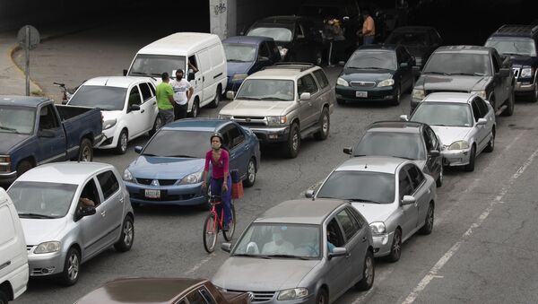 Veículos fazem fila para abastecer na capital venezuelana, Caracas, que enfrenta escassez de gasolina, 29 de maio de 2020 - Sputnik Brasil