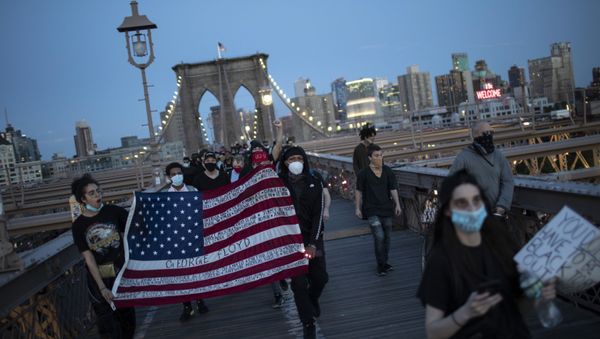 Manifestantes com a bandeira dos EUA protestam em Nova York pelo assassinato de George Floyd Manifestantes com a bandeira dos EUA protestam em Nova York pelo assassinato de George Floyd - Sputnik Brasil