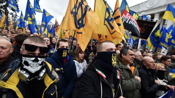 Apoiadores de diversos grupos de nacionalistas radicais ucranianos, em manifestação em Kiev, 22 de fevereiro de 2017 - Sputnik Brasil