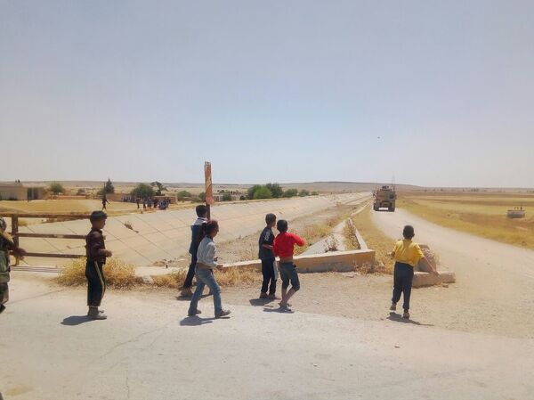 Patrulha militar dos EUA é apedrejada em posto de controle na Síria (VÍDEO, FOTO) - Sputnik Brasil