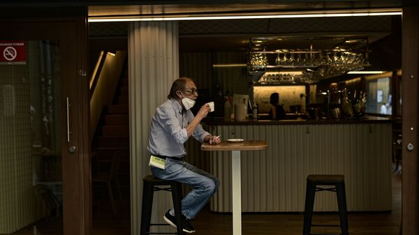 Homem toma café na cidade de Pamplona, na Espanha, em meio à pandemia da COVID-19. - Sputnik Brasil