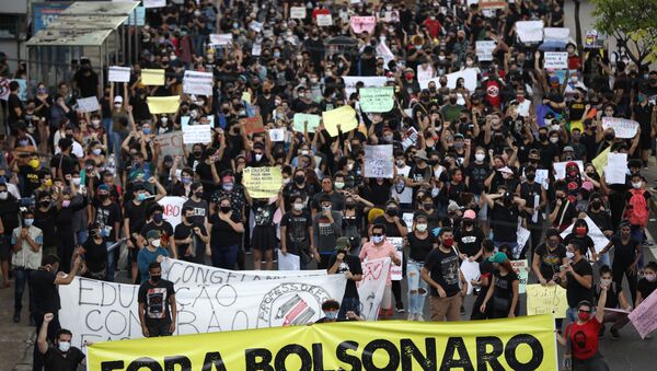 Manifestantes protestam contra o governo Jair Bolsonaro em Manaus - Sputnik Brasil