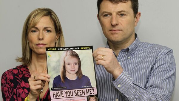 Kate e Gerry McCann exibem um cartaz com o possível rosto da filha, Madeleine, em 2 de maio de 2012 - Sputnik Brasil