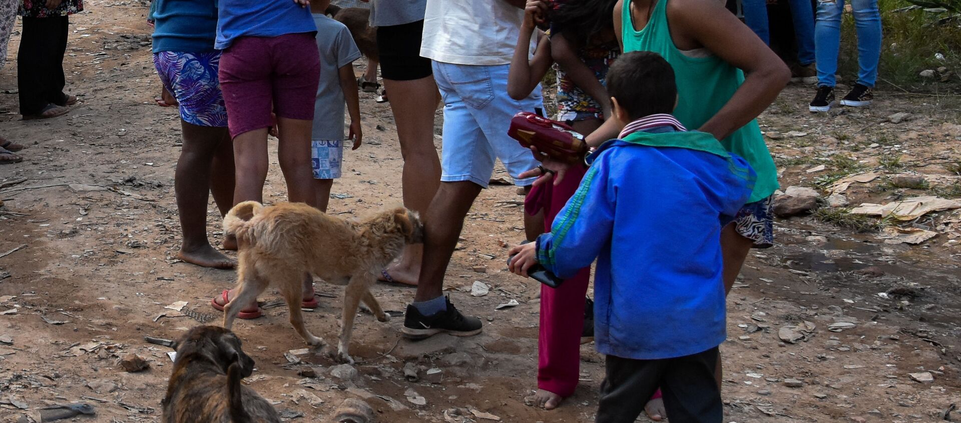 Pessoas em situação de pobreza extrema em comunidade no extremo da zona norte de São Paulo em meio à pandemia da COVID-19, em 21 de maio de 2020. - Sputnik Brasil, 1920, 24.11.2020