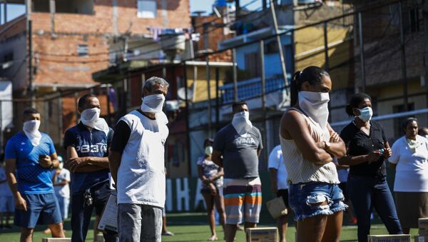 Em 24 de março de 2020, cerca de 400 moradores da favela de Paraisópolis, na zona sul de São Paulo, se apresentam como voluntários na entrega de sabão em pedra e álcool em gel na comunidade em meio à pandemia da COVID-19.  - Sputnik Brasil
