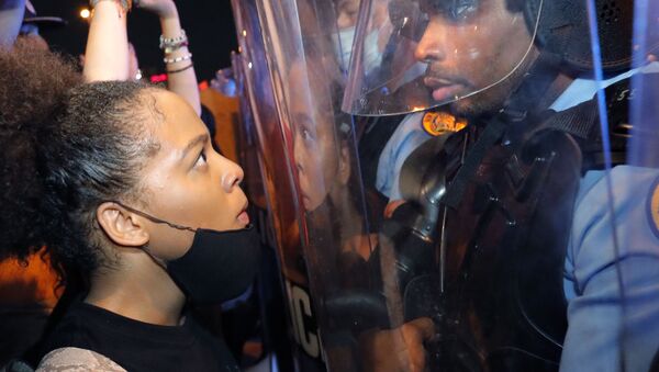Manifestante encara policial durante protesto na cidade norte-americana de Nova Orleans, 3 de junho de 2020 - Sputnik Brasil