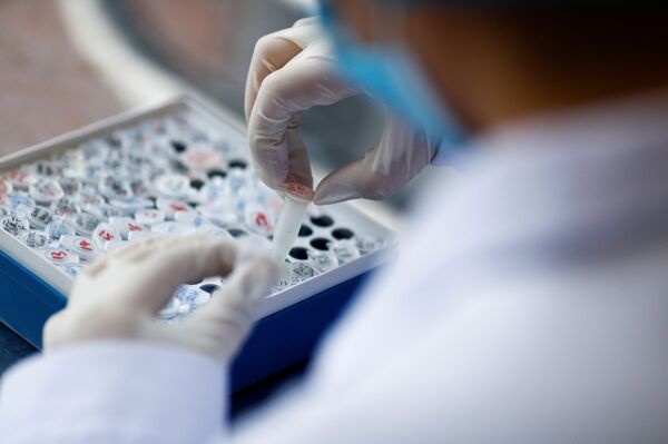 Medicamento usado contra hepatite C funcionaria contra novo coronavírus? - Sputnik Brasil