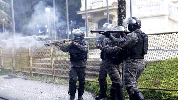 Polícia militar atira em manifestantes, durante protesto contra violência policial no Rio de Janeiro, 31 de maio de 2020 - Sputnik Brasil