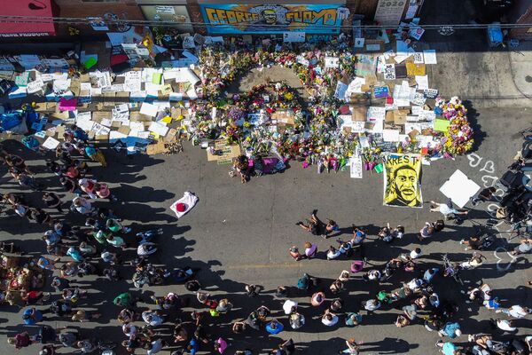 Vista aérea de memorial temporário, criado em 3 de junho de 2020, dedicado ao norte-americano negro George Floyd assassinado pela polícia - Sputnik Brasil