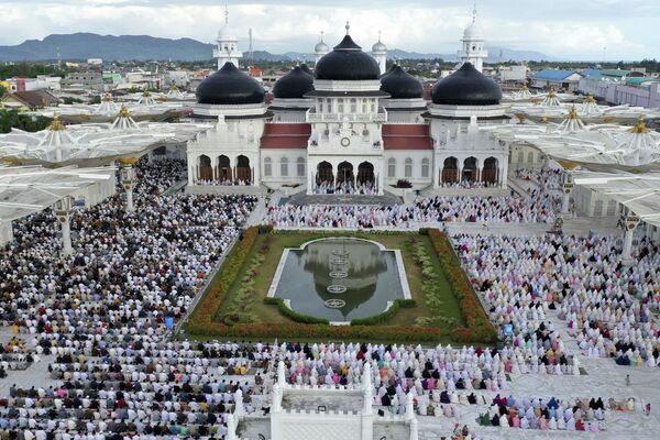 Vista aérea de muçulmanos rezando, em 24 de maio de 2020, diante da Grande Mesquita de Baiturrahman, na Indonésia, apesar das preocupações com a proliferação do coronavírus - Sputnik Brasil