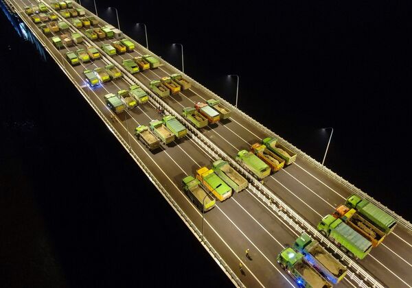 Vista área de caminhões dirigindo em teste de resistência da ponte Hutong, na China - Sputnik Brasil