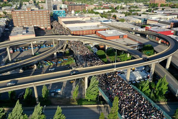 Manifestantes protestam em Portland na quarta-feira (3), nos EUA, contra assassinato de George Floyd pela polícia - Sputnik Brasil