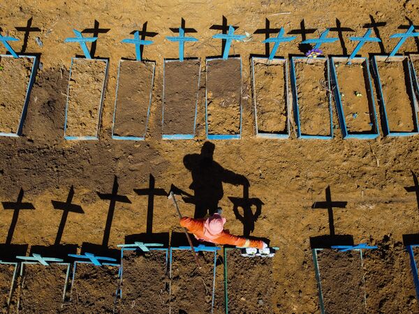 Vista aérea de cemitérios para falecidos contagiados pelo coronavírus no bairro Tarumã de Manaus - Sputnik Brasil