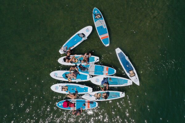 Jovens em caiaques no lago Lady Berd, nos EUA - Sputnik Brasil