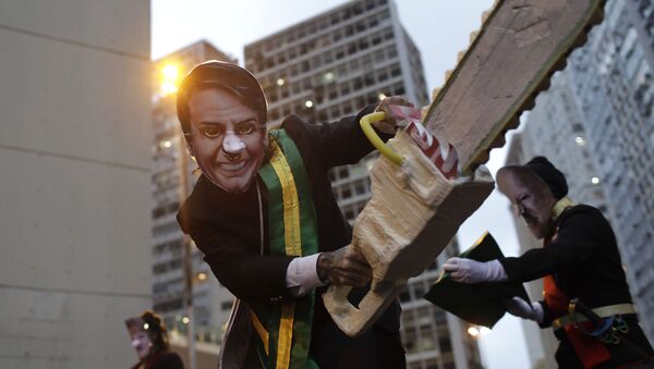 Manifestante fantasiado como Jair Bolsonaro participa de ato em defesa da Amazônia, no Rio de Janeiro - Sputnik Brasil