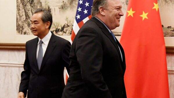 O secretário de Estado dos EUA Mike Pompeo e o primeiro-ministro do Conselho de Estado e chanceler chinês Wang Yi antes de uma reunião - Sputnik Brasil