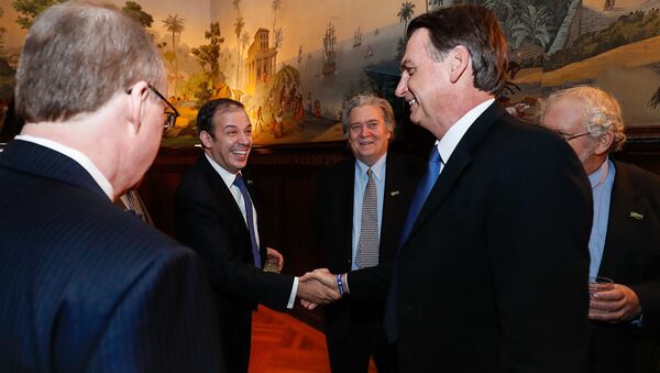 Bolsonaro cumprimenta Gerald Brant com Steve Bannon ao fundo durante evento em Washington (EUA) - Sputnik Brasil