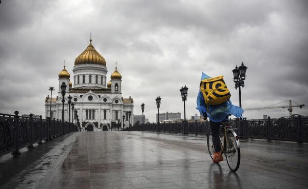 Entregador de comida em frente à Catedral de Cristo Salvador, a principal igreja ortodoxa russa no centro de Moscou, em 2 de junho de 2020 - Sputnik Brasil