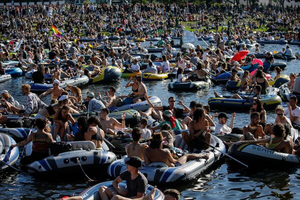 Pessoas em botes durante rave no canal de Landwehr em Berlim, Alemanha - Sputnik Brasil