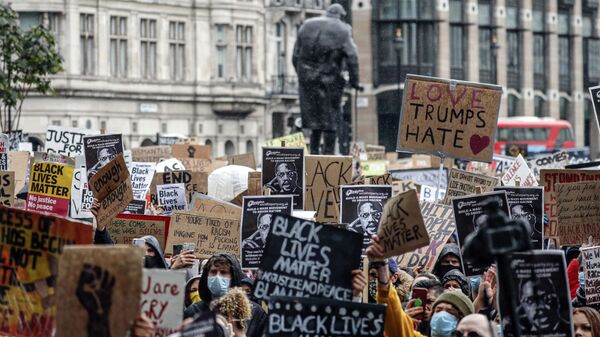 Milhares vão às ruas do Reino Unido contra o racismo e a violência policial (FOTO, VÍDEO) - Sputnik Brasil