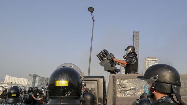 Policial se prepara para disparar bomba de gás lacrimogêneo contra manifestantes em Beirute, Líbano, em 6 de junho de 2020 - Sputnik Brasil