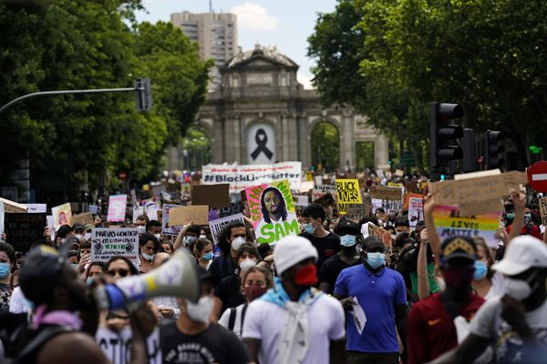 Em Madrid, protesto de imigrantes africanos reúne milhares contra o racismo - Sputnik Brasil