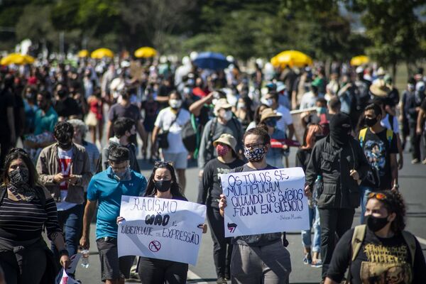 Domingo de protestos: contra Bolsonaro, manifestação em Brasília defende democracia (FOTOS) - Sputnik Brasil