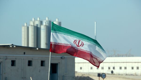 Bandeira iraniana hasteada na usina nuclear de Bushehr, no Irã, durante cerimônia oficial de início das obras de um segundo reator da instalação, 10 de novembro de 2019 Bandeira iraniana hasteada na usina nuclear de Bushehr, no Irã, durante cerimônia oficial de início das obras de um segundo reator da instalação, 10 de novembro de 2019 - Sputnik Brasil