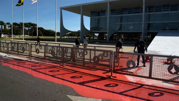 Frente do Palácio do Planalto foi alvo de vandalismo com tinta vermelha - Sputnik Brasil