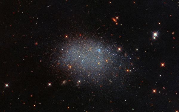 Capturada FOTO de galáxia 'escapando' velozmente de 'exílio espacial' - Sputnik Brasil