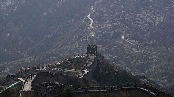 Visitantes caminham em um trecho da Grande Muralha da China - Sputnik Brasil