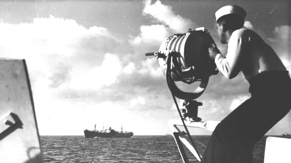 Marinheiro brasileiro faz comunicação por holofote durante escolta a comboio, durante a Segunda Guerra Mundial - Sputnik Brasil