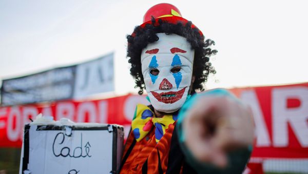 Manifestante fantasiado de palhaço durante manifestação na frente do Supremo Tribunal Eleitoral (TSE), em Brasília, 9 de junho de 2020 Manifestante fantasiado de palhaço durante manifestação na frente do Supremo Tribunal Eleitoral (TSE), em Brasília, 9 de junho de 2020 - Sputnik Brasil