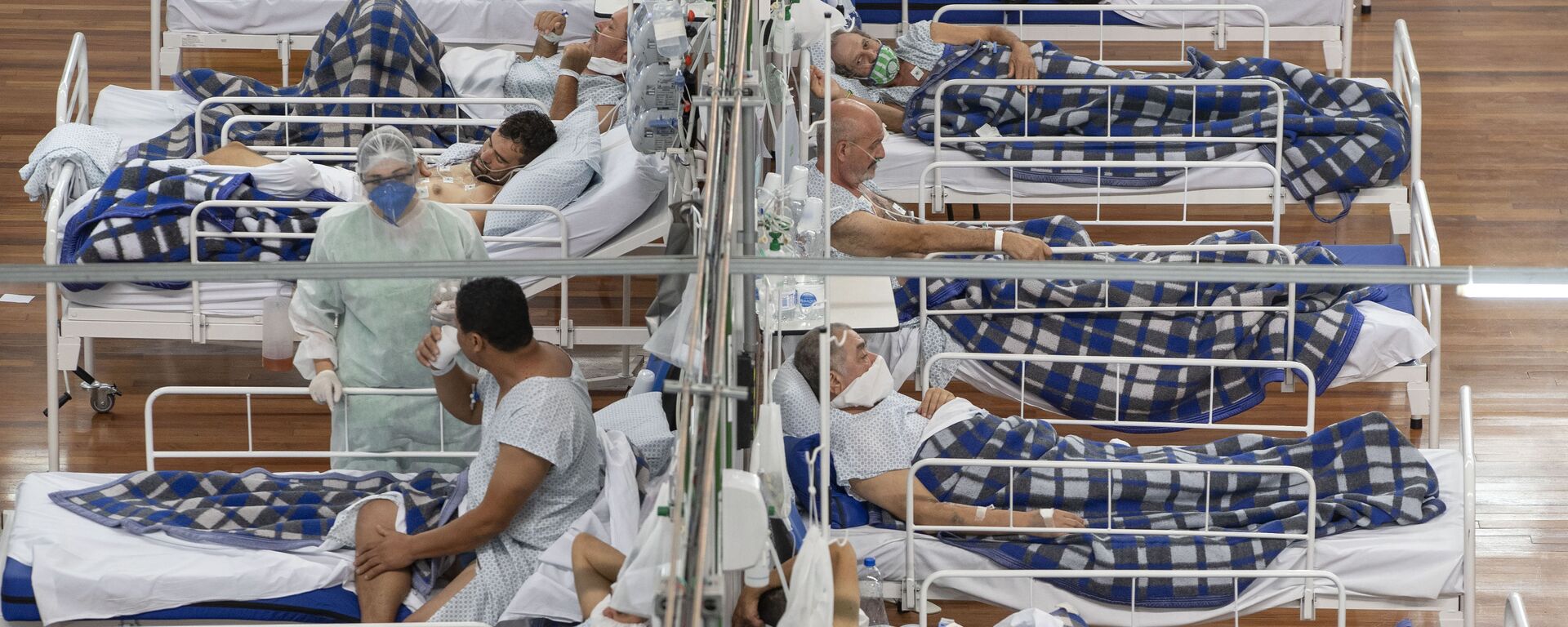 Pacientes em hospital de campanha montado em ginásio da cidade de Santo André, na grande São Paulo, 9 de julho de 2020 - Sputnik Brasil, 1920, 07.11.2023