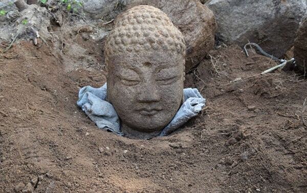 Antiga cabeça de pedra de Buda é descoberta na Coreia do Sul  - Sputnik Brasil