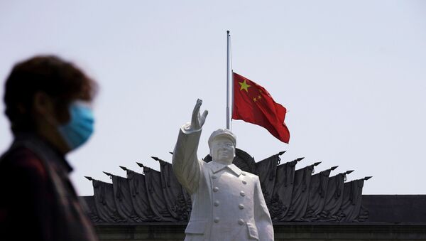 Estátua do líder chinês Mao Tsé-Tung exposta diante de uma bandeira da China em Wuhan, na província de Hubei - Sputnik Brasil