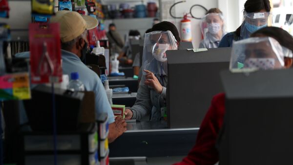 Funcionários de loja usam equipamentos de proteção, à medida que comércio reabre na cidade de São Paulo, 10 de junho de 2020 - Sputnik Brasil