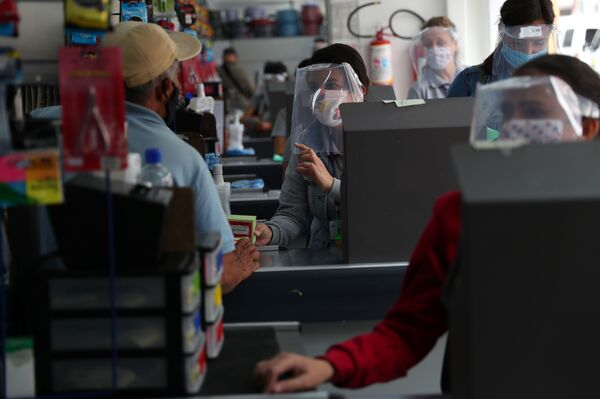 Bolsonaro veta uso obrigatório de máscaras em comércio, templos e repartições públicas Bolsonaro veta uso obrigatório de máscaras em comércio, templos e repartições públicas - Sputnik Brasil