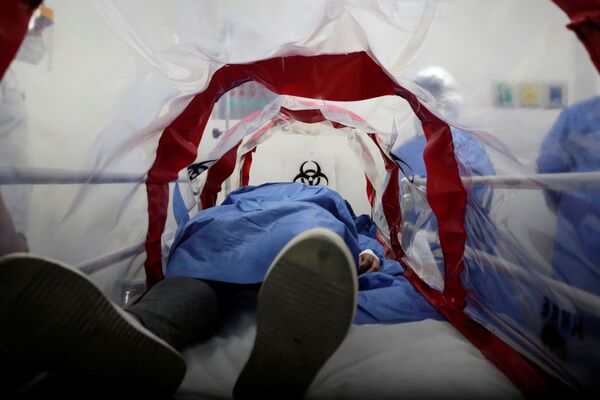 Virologista italiano avisa que coronavírus está enfraquecendo Virologista italiano avisa que coronavírus está enfraquecendo - Sputnik Brasil