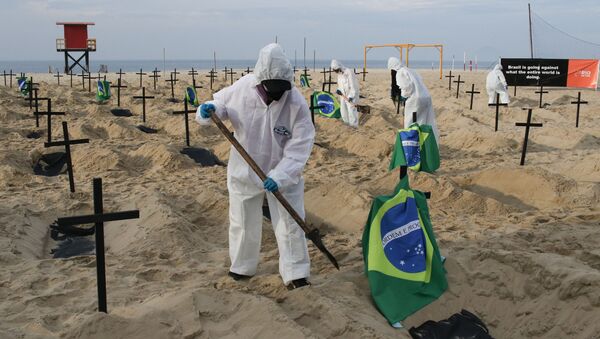 Voluntários da ONG Rio de Paz cavam 100 covas para simbolizar mortes causadas pela COVID-19 no Rio de Janeiro - Sputnik Brasil