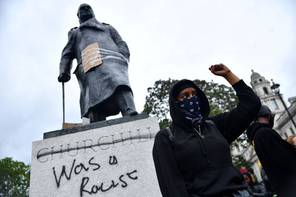 Em Londres, manifestantes protestam diante da estátua do líder britânico Winston Churchill - Sputnik Brasil