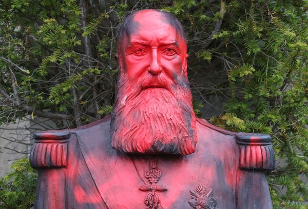 Estátua do rei Leopoldo II é alvo de protestos em parque do Museu África, na Bélgica - Sputnik Brasil
