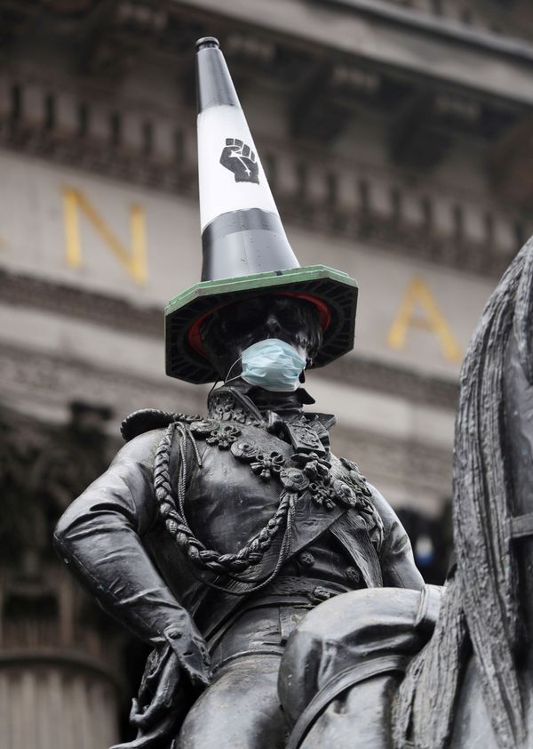 Estátua do duque de Wellington, na cidade escocesa de Glasgow, recebe cone e máscara em protesto pelos maus-tratos contra populações negras nos EUA e Europa - Sputnik Brasil