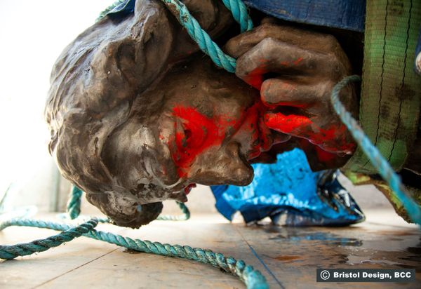 Estátua de Edward Colston no chão enquanto é removida em Bristol, no Reino Unido - Sputnik Brasil