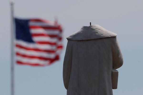 Estátua do navegador Cristóvão Colombo é removida em Boston após protestos pelo assassinato de George Floyd - Sputnik Brasil