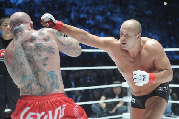 Fedor Emelianenko combate o norte-americano Jeff Monson durante M-1 Global. - Sputnik Brasil